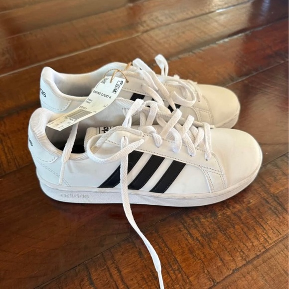 Boys Adidas Gym Shoes - Picture 2 of 3